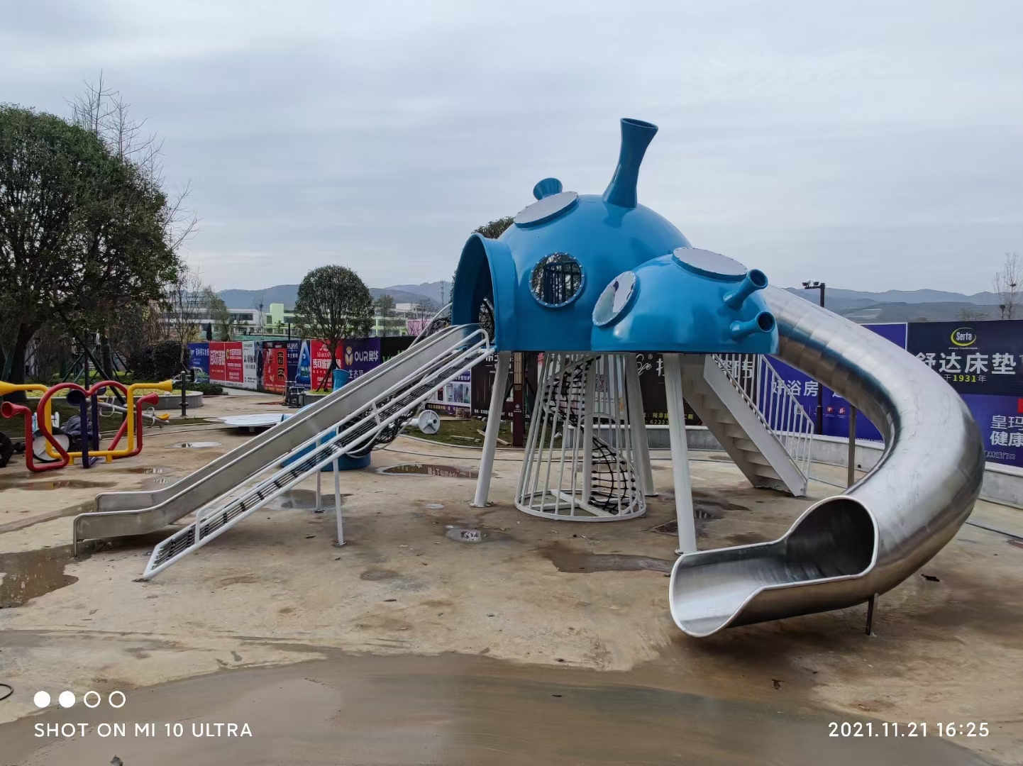 星际乐园球体滑梯