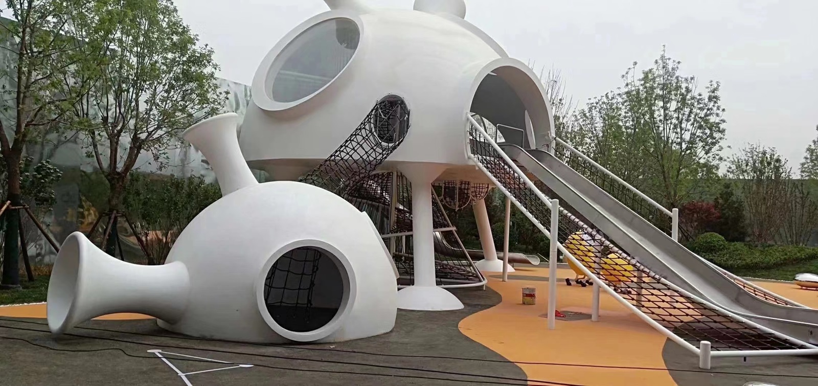 星际乐园球体滑梯